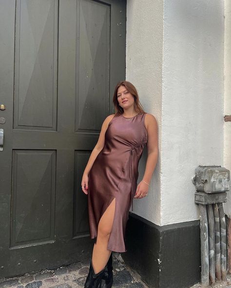 Plum Red Hair, Maxi Dresses With Sleeves, Vibrant Red Hair, Red Hair Trends, Red Hair Looks, Elegant Maxi Dresses, Cocktail Dress Outfit, Hair Color Auburn, Copper Hair Color