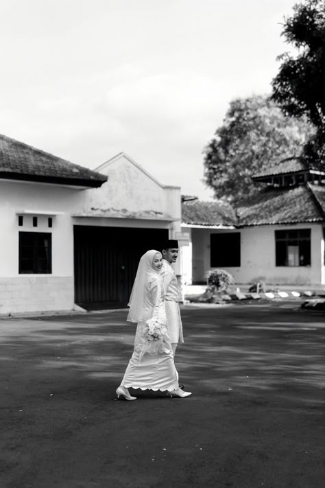 Nikah Photoshoot, Pose Foto Pernikahan, Melayu Wedding, Moodboard Photography, Malaysian Wedding, Muslim Wedding Photos, Pose Wedding, Moodboard Wedding, Pre Wedding Photoshoot Props