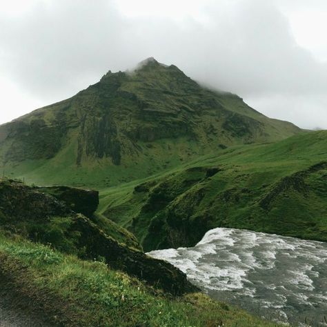 Yennefer Of Vengerberg, Green Mountain, Nature Aesthetic, Pretty Places, Green Aesthetic, Outlander, Beautiful World, Happy Places, Mother Nature