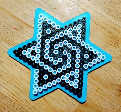 Ster strijkkralen Perler Bead Star Patterns, Hexagon Perler Bead Patterns, Pixel Star, Melted Bead Crafts, Melty Bead Designs, Hamma Beads Ideas, Easy Perler Bead Patterns, Perler Creations, Melty Bead Patterns