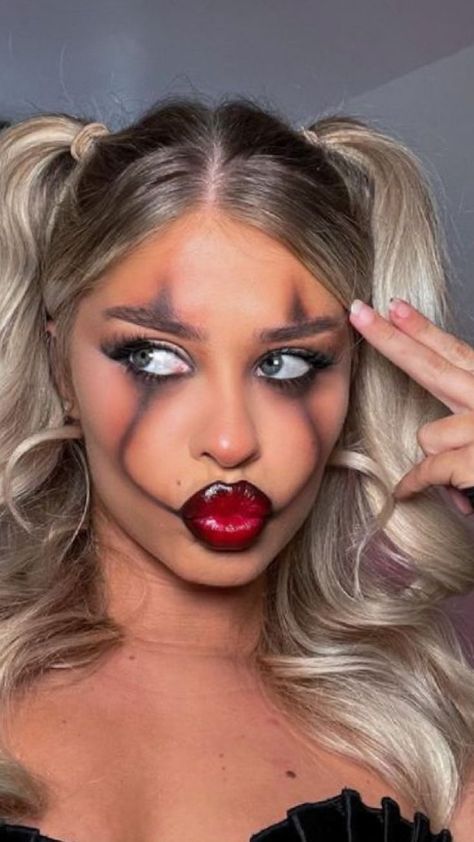 halloween make-up inspo Halloween Makeup For Blondes, Black Clown Halloween Costume, Halloween Makeup Blonde Hair, Halloween Quick Costumes, Scelotin Makeup Tutorial, Scooby Doo Halloween Makeup, Easy Clown Makeup For Men, Clown Costume Hair, Halloween Makeup Movie Character