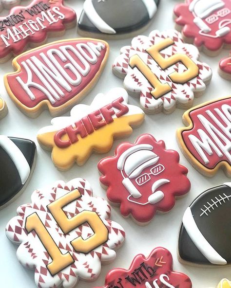 Diane Marston (@cookiecamelot) • Instagram photos and videos Chiefs Cookies, Chiefs Party, Super Bowl Cookies, Football Cookies, Cookie Cake Pie, Cookie Decorating Party, Superbowl Snacks, Royal Icing Decorations, Sugar Cookie Designs