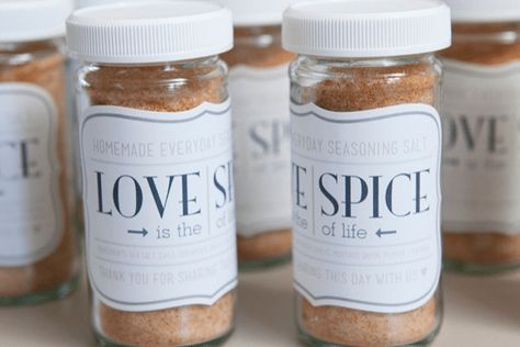 Easy Bridal Shower Favors, Bridal Shower Favors Ideas, Unique Bridal Shower Favors, Wedding Favors Packaging, Spice Jar Labels, Edible Favors, Bridal Shower Party Favors, Wedding Decorations Ideas, Edible Wedding Favors