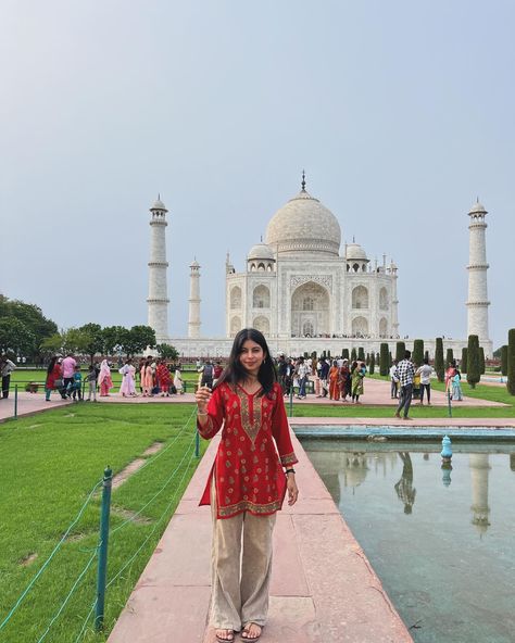 Photo Ideas - Pose Taj Mahal Photo Ideas, Taj Mahal Outfit Ideas, Taj Mahal Photo, King Palace, Vrindavan Photography, Girly Aesthetics, Vrindavan Photography Pictures, Ab De Villiers Photo, Desi Vibes