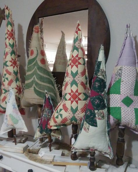 Old Quilt Christmas Trees, Vintage Quilt Christmas Trees, Repurposed Vintage Quilts, What To Do With Old Quilts, Cloth Christmas Trees, Quilt Repurpose, Vintage Christmas Quilt, Repurposed Quilts, Recycled Quilts