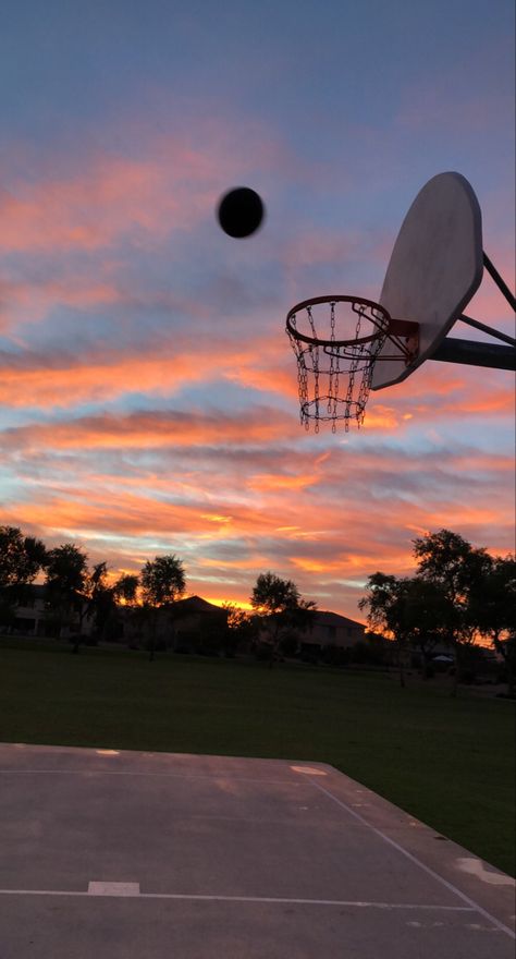 Basket Aesthetic, Basket Wallpaper, Cool Basketball Wallpapers, Basketball Background, Playlist Covers Photos, Basket Sport, Dutch Bros, I Love Basketball, Basketball Is Life