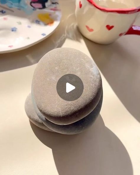 Pet Rocks Ideas, Pet Rock Ideas, Rock Family Art, River Stones Crafts, Rock Crafts Diy, Stone Paintings, Stone Pictures Pebble Art, Clay Birds, Acrylic Painting Diy