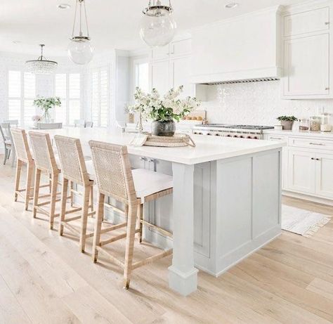 Hiasan Dalaman Dapur, Dapur Moden, Island Stools, Interior Boho, Kursi Bar, Beach House Kitchens, Interior Vintage, Classic Kitchen, Counter Chairs