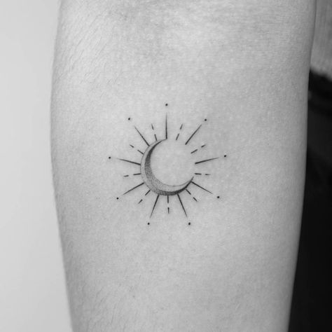 Minimalistic style sun and moon tattoo located on the Sole Tattoo, Apollo Tattoo, Tattoos Black Women, Eclipse Tattoo, Tattoo Sonne, Luna Tattoo, Mom And Daughter Tattoos, Moon Sun Tattoo, Christian Sleeve Tattoo