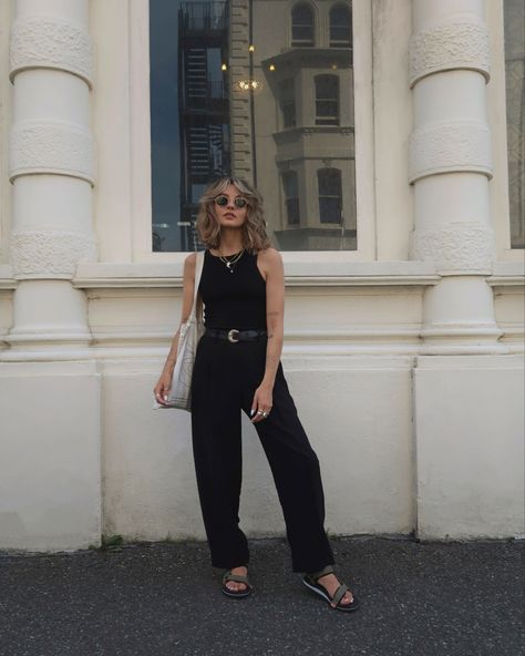 Tevas Outfits, Teva Sandals Outfit Casual, How To Style Teva Sandals, Sandals Work Outfit, All Black Office, Tevas Outfit, Teva Outfit, Teva Sandals Outfit, Teva Style