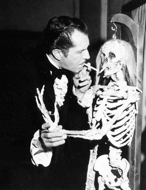 Vincent Price and skeleton lighting cigarette Halloween vintage retro Dylan Moran, The Last Man On Earth, Horror Vintage, Jane Russell, Eartha Kitt, Septième Art, Vincent Price, Mae West, Gene Kelly