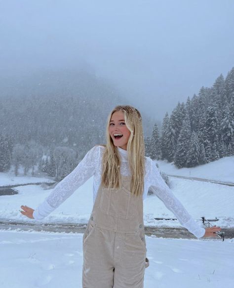 Winter Senior Pictures Outfits, Winter Senior Pictures, Snow Photoshoot, Senior Photography Poses, Winter Portraits, Winter Instagram, Snow Pictures, Winter Photoshoot, Senior Picture Outfits