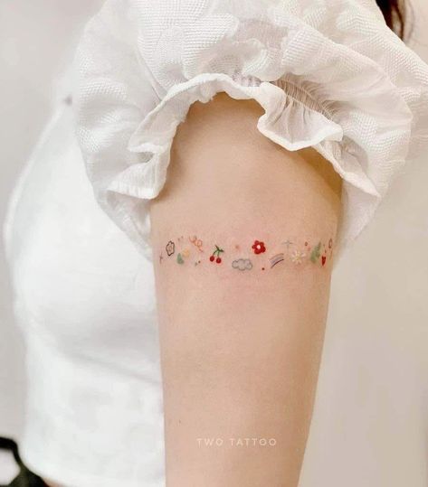 Colour Tatoos Woman, Minimalist Colored Tattoo, Small Coloured Tattoos, Colorful Minimalist Tattoo, Mini Tattoos For Women, Stunning Tattoos, Girls Tattoo, Tattoo Parlor, Handpoke Tattoo