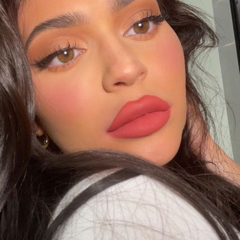 Kylie Jenner on Twitter: "just restocked some lip kits on https://t.co/bDaiohhXCV 🤍 which shade is your favorite? ✨… " Versace Crop Top, Kim Kardashian Kylie Jenner, Vintage Makeup Looks, Kylie Jenner Lips, Kylie Lips, Kylie Kristen Jenner, Older Women Fashion, King Kylie, Vintage Makeup