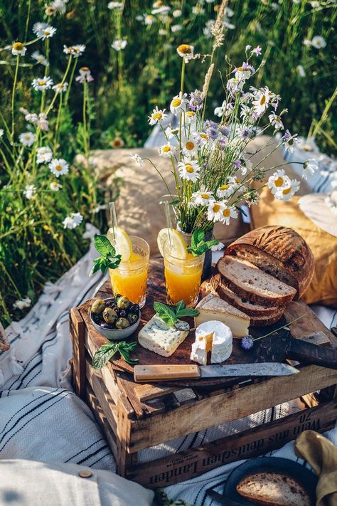 Feminine Picnic, Picknick Snacks, Picnic Inspiration, Brown Spots Removal, Food Stories, Perfect Picnic, Picnic Time, Picnic Food, Summer Drink