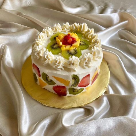 Kiwi Strawberry Cake, Mango And Strawberry Cake, Strawberry Kiwi Cake, Strawberry Mango Cake, Vanilla Fruit Cake, Kiwi Cake Decoration, Fresh Fruit Cake Decoration, Fruit Topped Cake, Vanilla Homemade