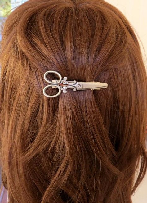 Scissor hair clip. Unique Hair Accessories, French Hair, French Barrette, Funky Jewelry, Unique Hairstyles, Hair Pin, Bijoux Diy, Jewelry Inspo, Cosmetology