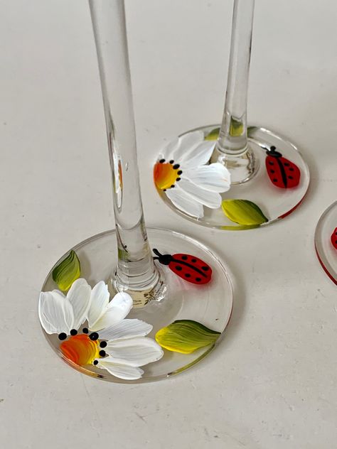 Butterfly Wine Glass Painting, Painted Pint Glasses, Spring Wine Glass Painting, Painted Martini Glasses Ideas, Diy Painted Gifts, Items To Paint On, Hand Painted Glass Cups, Wine Glass Art Ideas, Diy Wine Glass Painting Ideas