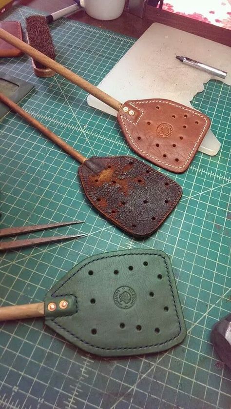 Diy Leather Gifts, Leather Accessories Diy, Fly Swatters, Colorful Hairstyles, Leather Goodies, Leather Working Patterns, Fly Swatter, Diy Leather Projects, Leather Scrap