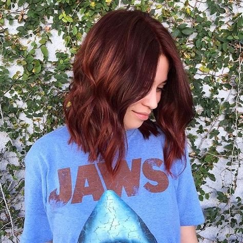 Jaws are dropping over this copper-tone cutie!  @chrisgreenehair brought her from brunette to this perfect deep red, and the cut à la @stizzyho!!! #mechesalon #tagteam Fall Auburn Hair, Redish Brown Hair, Deep Auburn Hair, Cinnamon Hair Colors, Spring Hair Trends, Cinnamon Hair, Dark Red Hair, Hair Color Auburn, Hair Colours