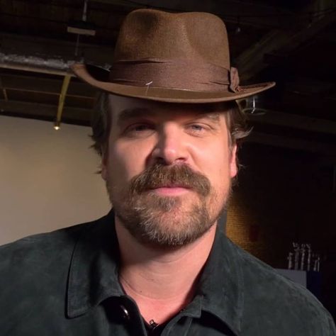 David Harbour Brasil on Instagram: “SEGURA PEÃOOO 🤠🤠 • • • • • #st #strangerthings #strangerthingsedit#strangerthings2 #strangerthings3 #davidkharbour #davidharbour…” Coffee And Contemplation, David Harbor, Hopper Stranger Things, David Harbour, Bear Shape, Science Fiction Series, Stranger Things 3, Beard Lover, Love My Man