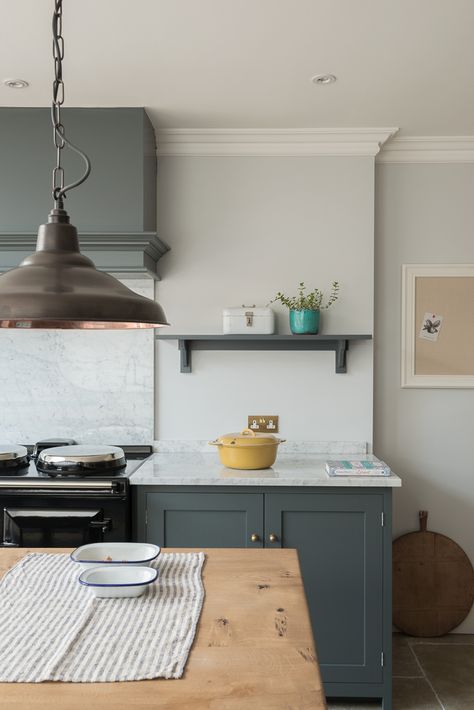 Shaker canopy and base cupboards by deVOL in the lovely Hampton Court Kitchen Classic English Kitchen, Kitchen Canopy, Devol Kitchens, Country Kitchen Designs, English Kitchens, Country Style Kitchen, Uk Kitchen, Classic Kitchens, Bespoke Kitchens