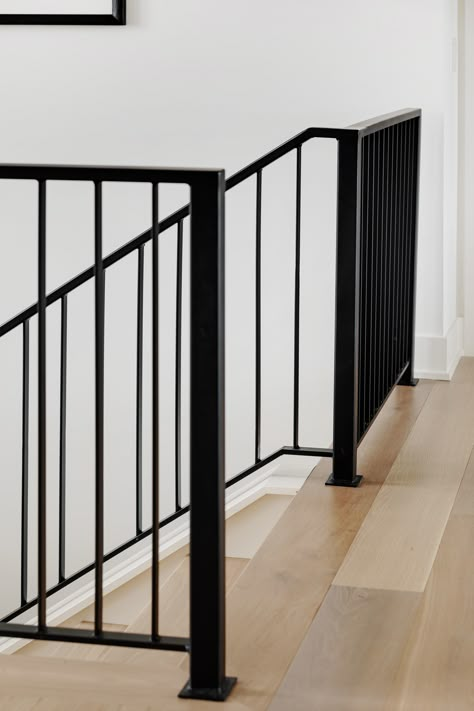 Simple Metal Railing Indoor, Black Vertical Railing, Stair Railing Ideas Black Metal, Modern Black Metal Stair Railing, Metal Stair Railing Modern, Stair Railing Black Metal, Black Interior Railing Ideas, Vertical Metal Stair Railing, All Metal Stair Railing