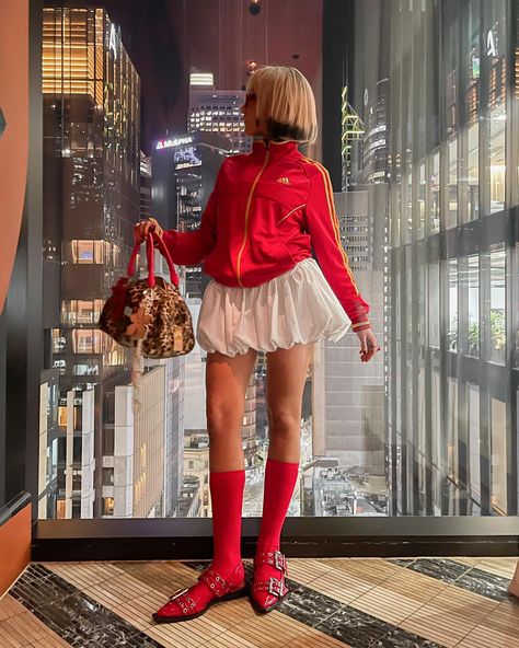 bubble skirts forever <3 #bubbleskirt #redoutfit #miniskirt #girlyoutfit Bubble Skirt Street Style, Puff Skirt Outfit, Bubble Skirt Outfit, Bubble Skirts, Skirts With Sneakers, Skirt Streetwear, Lookbook Inspiration, Ren Fair, Balloon Skirt