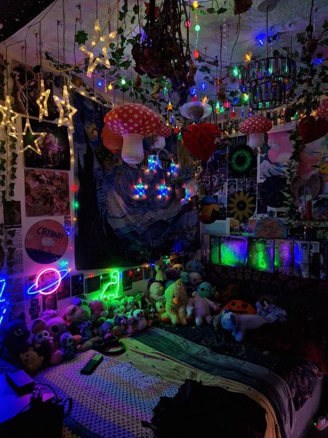 Rainbow Aesthetic Bedroom, Scifi Bedroom Ideas, Beads Hanging From Ceiling, Trippy Aesthetic Bedroom Ideas, Shroom Room Aesthetic, Clutter Room Decor, Maximalist Bedroom Colorful, Cool Maximalist Bedroom, Dark Green Maximalist Bedroom