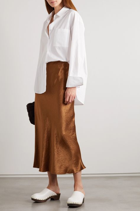 Style Satin Skirt, Midi Silk Skirt, Slip Skirt Outfit, Tan Midi Skirt, Long Satin Skirt, Silk Slip Skirt, Slip Dress Outfit, Oversized Black Sweater, Long Skirt Fashion