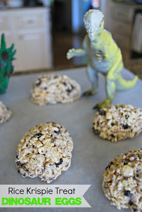 18 Scary-good dinosaur foods to celebrate Jurassic World: Dino track cookies Essen, Egg Rice Krispie Treats, Dinosaur Week, Oreo Rice, Dinosaur Food, Crushed Oreo, Egg Rice, Dinosaurs Preschool, Dino Eggs