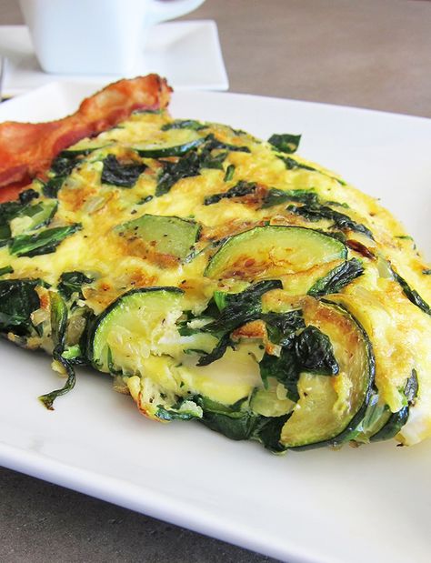 Veggie Omelette Recipe, Omelette Recipe Healthy, Egg Bakes, Healthy Omelette, Omlet Recipes, Omelette Recipe Easy, Desayuno Keto, Egg Omelette, Omelets Recipe