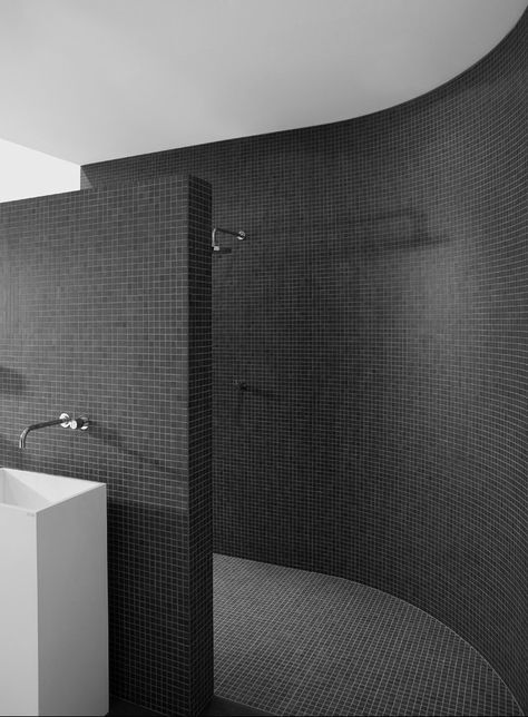 Tiled Bathroom, Architecture Bathroom, Mosaic Bathroom, Curved Walls, Trendy Bathroom, Large Bathrooms, Contemporary Bathrooms, Black Bathroom, Beautiful Bathrooms