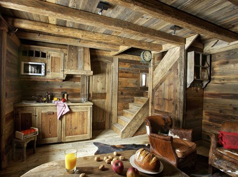 Rustic Cabin Interior, Chalet Kitchen, Cabin Interiors, Cabin Living, Little Cabin, Small Cabin, Cabins And Cottages, Tiny Kitchen, Wooden House