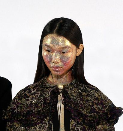 giambattista Runway Beauty, Mask Makeup, Trendy Face Masks, Stylish Face Mask, Face Mask Fashion, Fashion Face Mask, Giambattista Valli, Divine Feminine, Pretty Face