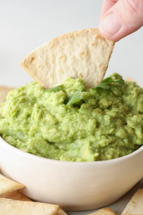 Only 4 ingredients needed for the BEST guacamole! This easy guacamole recipe calls for only avocados, lemon, garlic, and salt - no fancy stuff, and it's a guacamole recipe without cilantro for those who aren't fans. This is a simple guacamole that is SO delicious! Quacomale Recipe Simple, Easy Quacomale Recipe, Quacomale Recipe, Guacamole Recipe Without Cilantro, Guacamole Recipe Without Tomato, Homemade Guacamole Easy, Simple Guacamole, Easy Guacamole Recipe, Creamy Spinach Dip