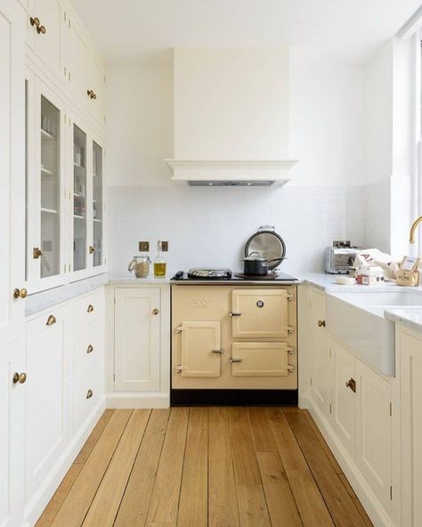 White kitchens are a staple design and perfect for galley kitchens with minimal light and space. Devol Shaker Kitchen, Cream Kitchen Cabinets, Flat Kitchen, White Kitchen Appliances, Small Cottage Kitchen, Belfast Sink, Devol Kitchens, Cream Kitchen, Small Kitchen Layouts