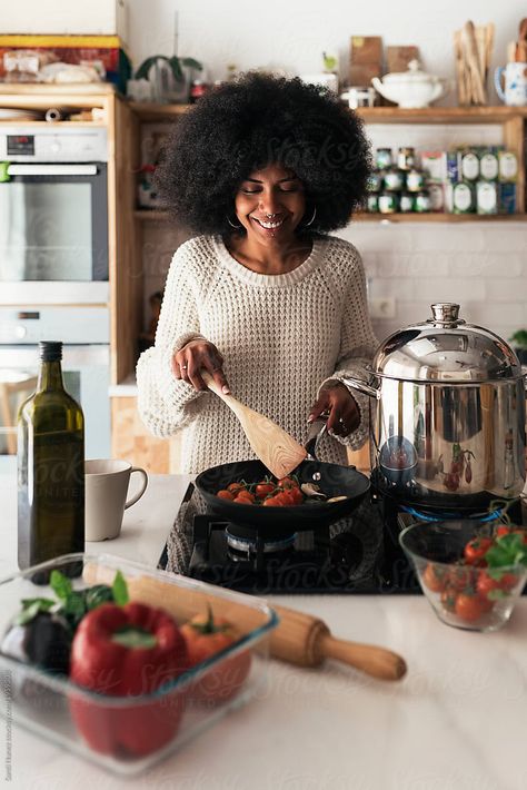 Beautiful black woman cooking in her home. Cooking concept. Low Carb Vegetarian Diet, Cooking Photos, Cooking Photography, Female Chef, Girl Cooking, Low Carb Vegetarian, Black Person, Family Cooking, Cook At Home