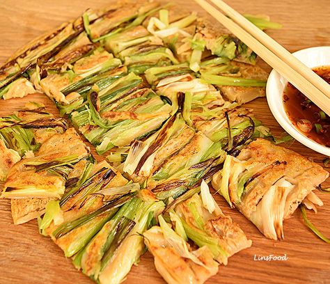 Pajeon recipe, the Korean savoury pancake of spring onions (scallions) that is eaten with a side dip. Matbucha Recipe, Pajeon Recipe, Spring Onion Pancake, Spring Onion Recipes, Scallion Pancake Recipe, Recipes Korean, Onion Pancake, Scallion Pancakes, Grilled Peppers