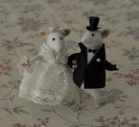 Stuffed Animals by Natasha Fadeeva - wedding mice Hamsters, Translucent Stickers, Modern Dolls House, Cute Rats, Felt Mouse, Mini Mouse, Cute Mouse, Wedding Crafts, Needle Felted Animals