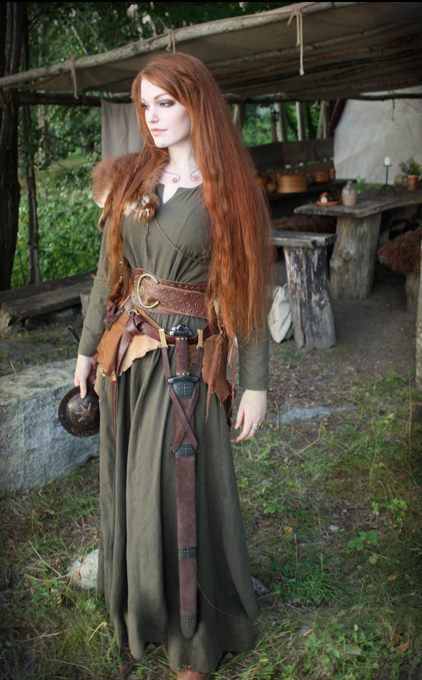 Beautiful Viking Women | Viking costume inspiration: From around the internet « Dawn's Dress ... Sheild Maden Outfit, Viking Clothes Women, Viking Aesthetic Woman, Traditional Celtic Clothing, Medieval Warrior Woman, Rennisance Faire Costumes, Renfaire Accessories, Cu Sith, Woodland Elf Costume