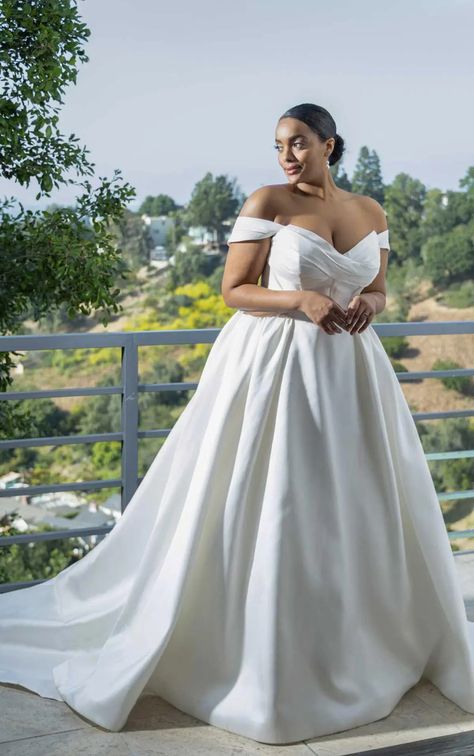 Walk down the aisle in chic luxury with Style 1607’s glamorous silk ballgown construction. Silk Ballgown Wedding Dress, Plus Size Ballgown, Hall Wedding Dress, Wedding Dress With Gloves, City Hall Wedding Dress, Wedding Dress With Long Train, Wedding Dress With Corset, Dress Curvy, Martina Liana Wedding Dress