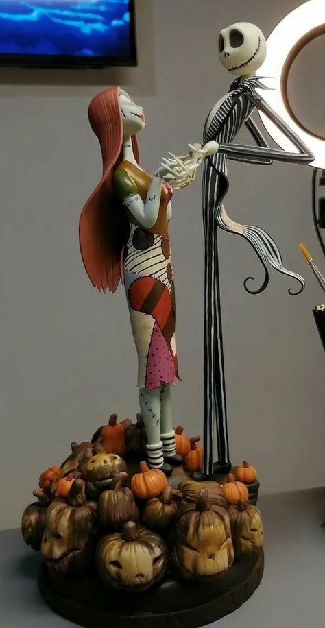 Cardboard Gingerbread House, Nightmare Before Christmas Drawings, Clay Crafts Air Dry, Hand Painted Decor, Pumpkin Art, Arte Inspo, Jack And Sally, Halloween Projects, Clay Sculpture