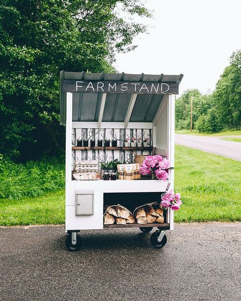 Kroma Acres on Instagram: “Remember how my man builds me all the projects?! Well, exciting news - we worked together to make a building plan for our beloved farmstand…” Diy Farmstand, Farmers Market Stand, Produce Stand, Vegetable Stand, Market Stands, Farm Store, Flower Cart, Farm Market, Woodworking Plans Diy