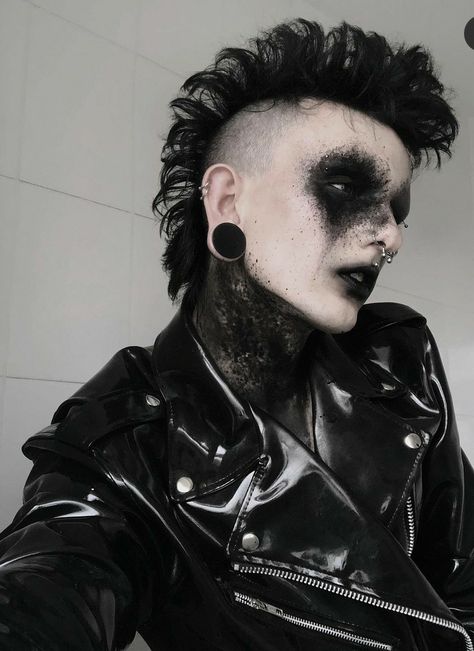 Goth Makeup Looks Men, Masc Alt Makeup, Short Deathhawk, Goth Makeup Men, Male Goth Makeup, Punk Makeup Men, Goth Boy Makeup, Punk Makeup Looks, Punk Mohawk