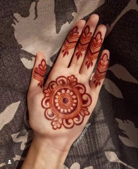 Mehendi Designs Only Palm, Right Hand Palm Mehndi Design, Mehendi Design For Palm Simple, Palm Aesthetic Mehendi, Easy Aesthetic Mehendi Designs Palm, Round Mehndi Design Front Hand Aesthetic, Arabic Mehendi Design Palm, Palm Mehndi Design Simple Easy Aesthetic, Palm Mehndi Simple