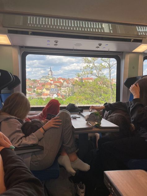 #train #trip #travelling #friendgroup Riding A Train, Train Travel Outfit, Train Trip, School Trips, Train With Friends, Train Trip With Friends, Studying On A Train Aesthetic, Train Ride Aesthetic, Train Traveling Aesthetic