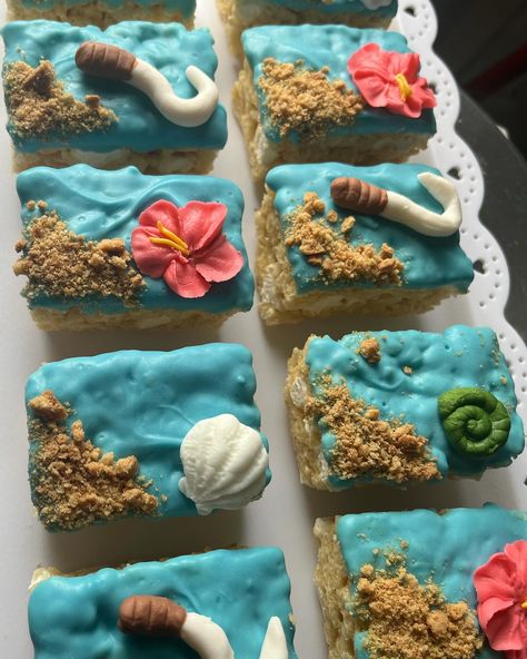 Moana-inspired cake & treats✨ #cake #cupcakes #ricekrispies #moana Moana Party Treats Ideas, Moana Snack Table, Moana Birthday Party Snacks, Moana Sheet Cake Ideas, Moana Theme Cupcakes, Moana Dessert Table Ideas, Moana Themed Sweet 16, Moana Decorations Party, Moana Snack Ideas