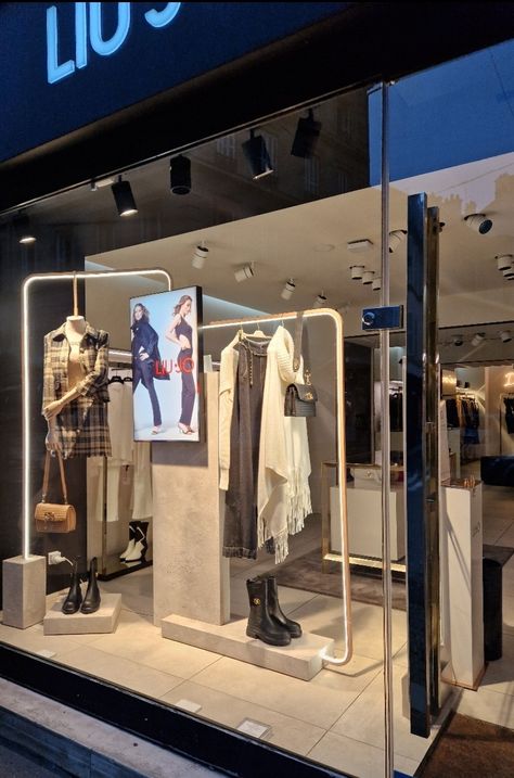 Clothing Store Window Design, Modern Vitrine Design, Shop Vitrine Design, Clothing Retail Store Design, Fashion Store Design, Fashion Window Display, Shoe Store Design, Clothing Store Displays, Clothing Store Interior