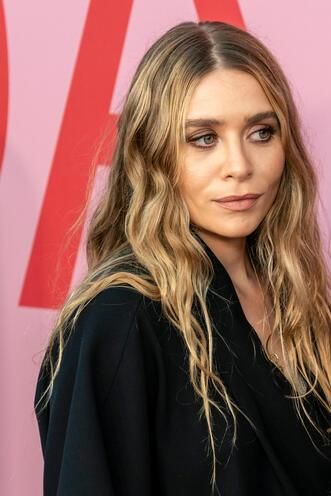 Ashley Olsen Short Hair, Olsen Twin Hair, Ashley Olsen 2023, Ashley Olsen Blonde, Olsen Twins Hairstyles, Mary Kate And Ashley Olsen Hair, Mary Kate Olsen Hair, Olsen Twins Hair, Ashley Olsen Makeup